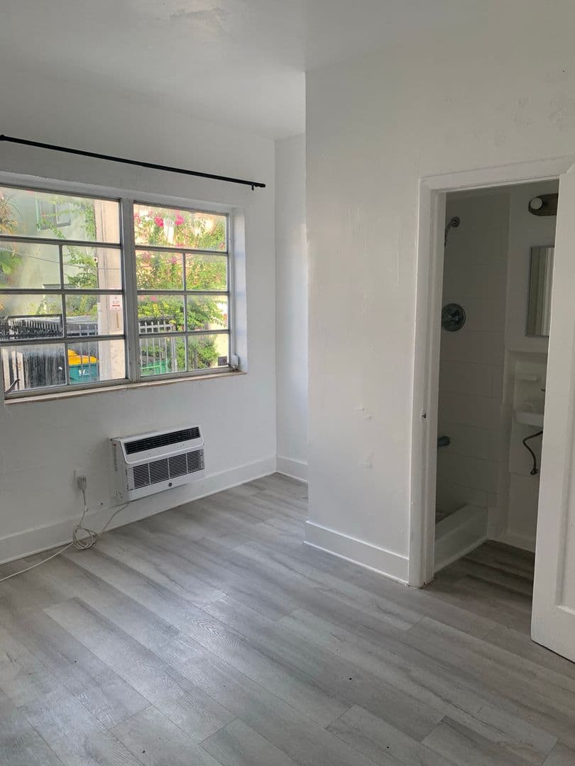 Miami Beach Apartment: 1114 Euclid Avenue