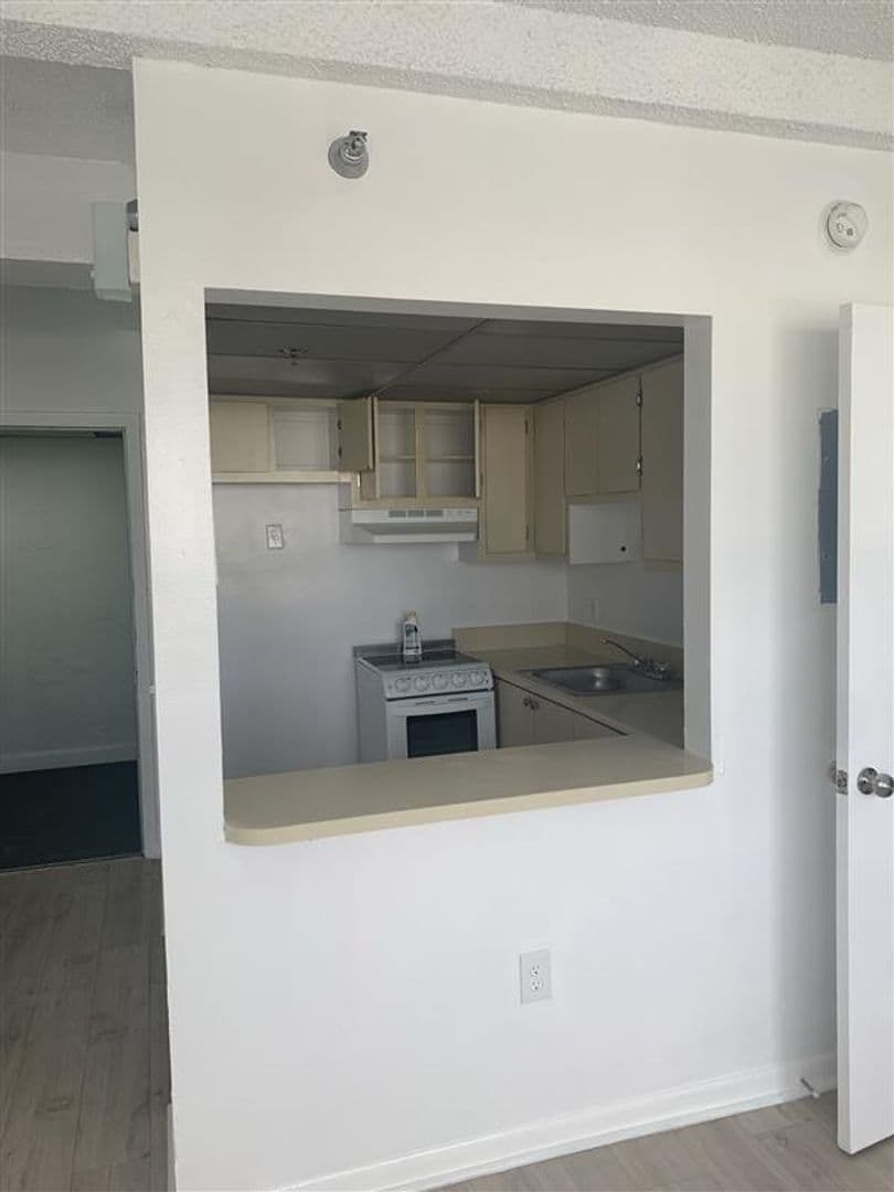 Miami Beach Apartment: 800 Washington Ave