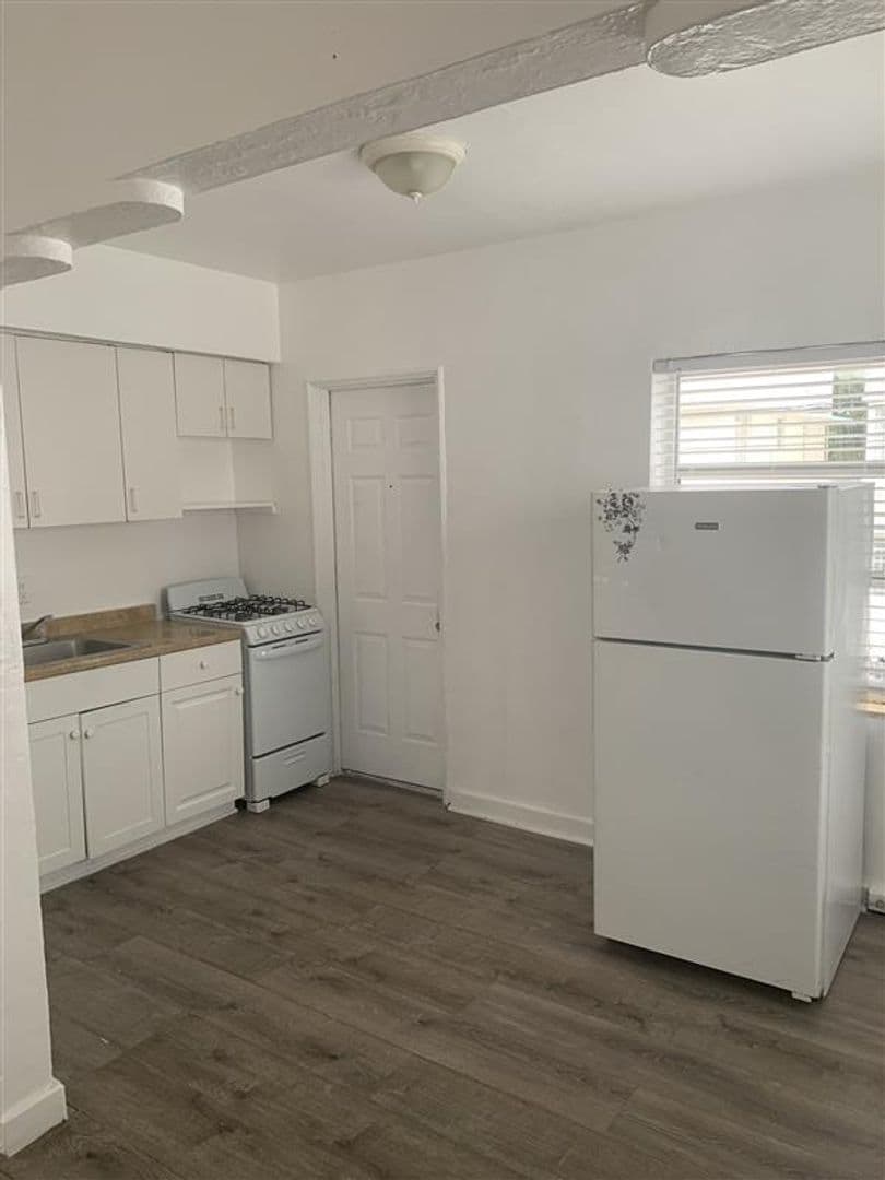 Miami Beach Apartment: 833 Meridian Avenue