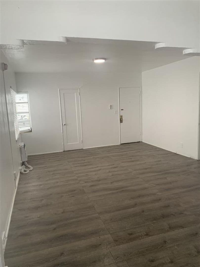 Miami Beach Apartment: 833 Meridian Avenue