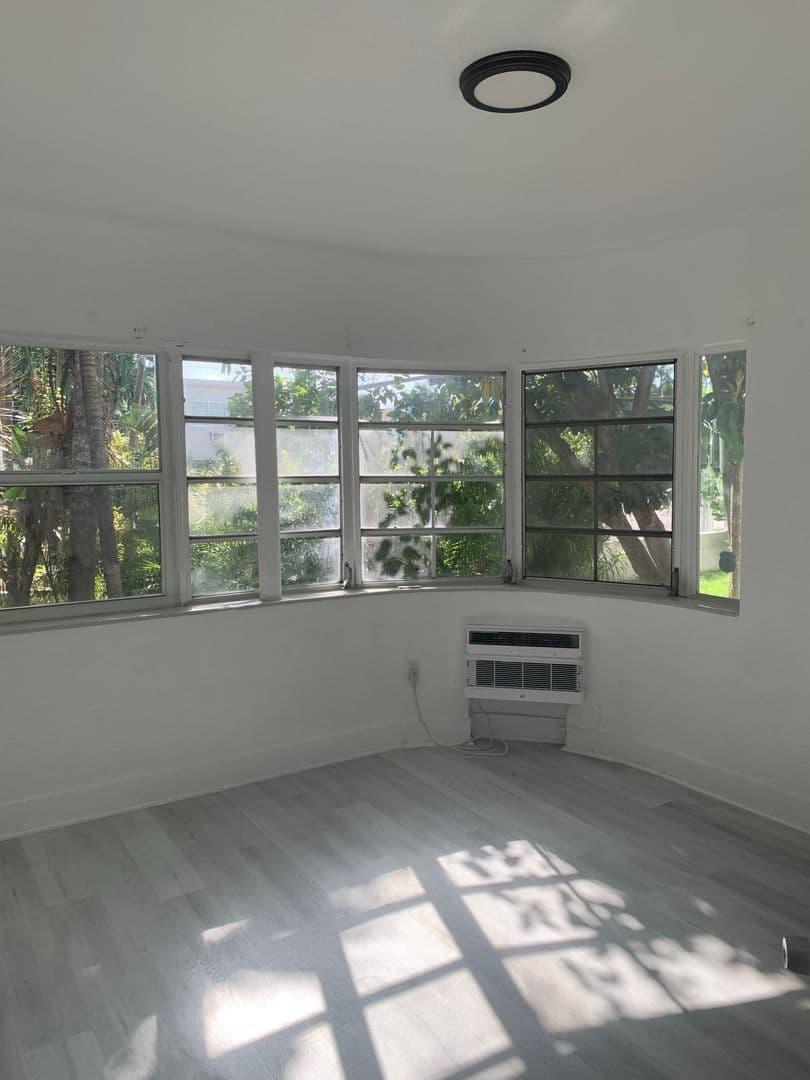 Miami Beach Apartment: 1110 Euclid Avenue