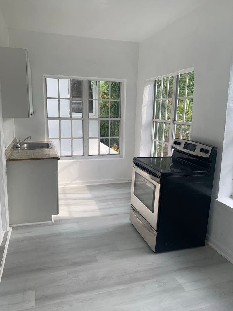 Miami Beach Apartment: 744 Jefferson Avenue