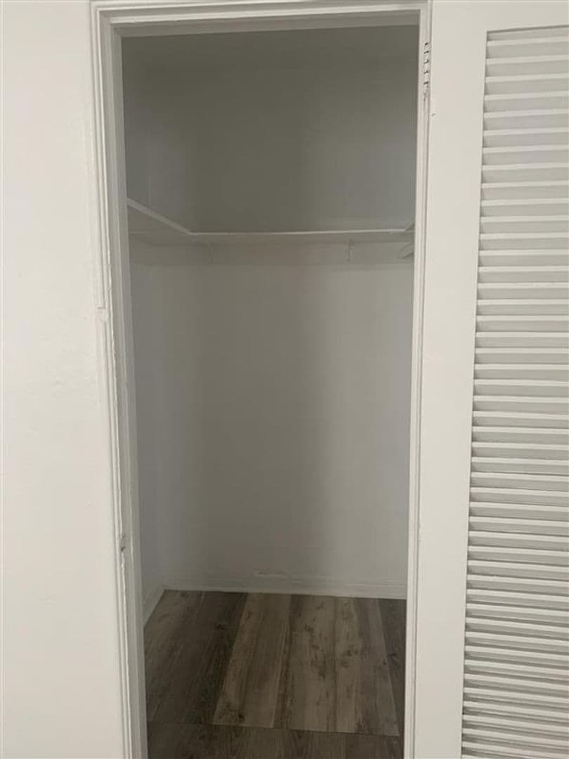 Miami Beach Apartment: 833 Meridian Avenue