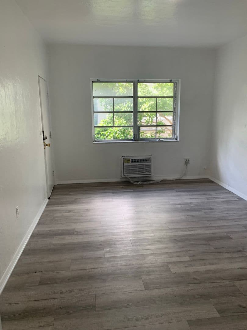 Miami Beach Apartment: 1350 Euclid Avenue