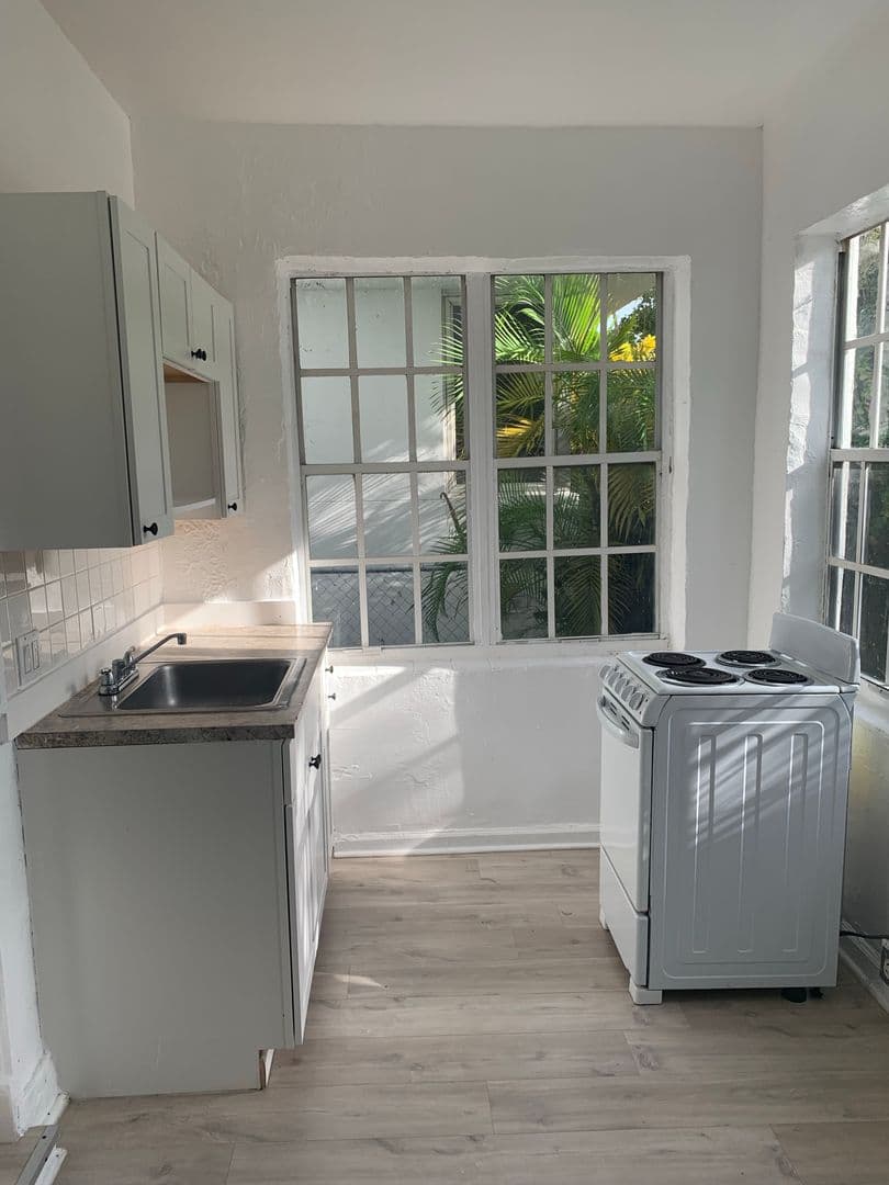 Miami Beach Apartment: 744 Jefferson Avenue