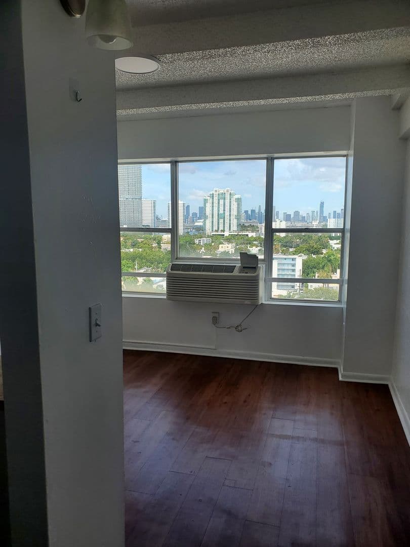 Miami Beach Apartment: 800 Washington Ave