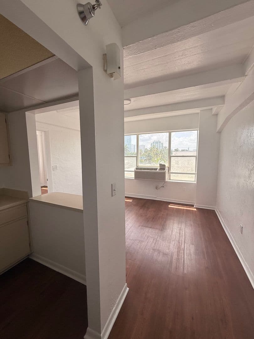 Miami Beach Apartment: 800 Washington Ave