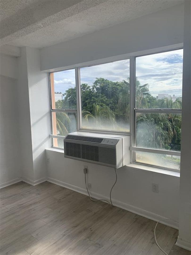 Miami Beach Apartment: 800 Washington Ave