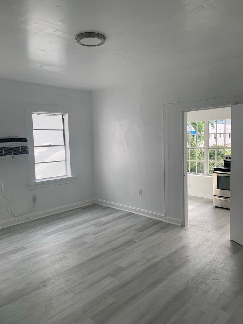 Miami Beach Apartment: 744 Jefferson Avenue