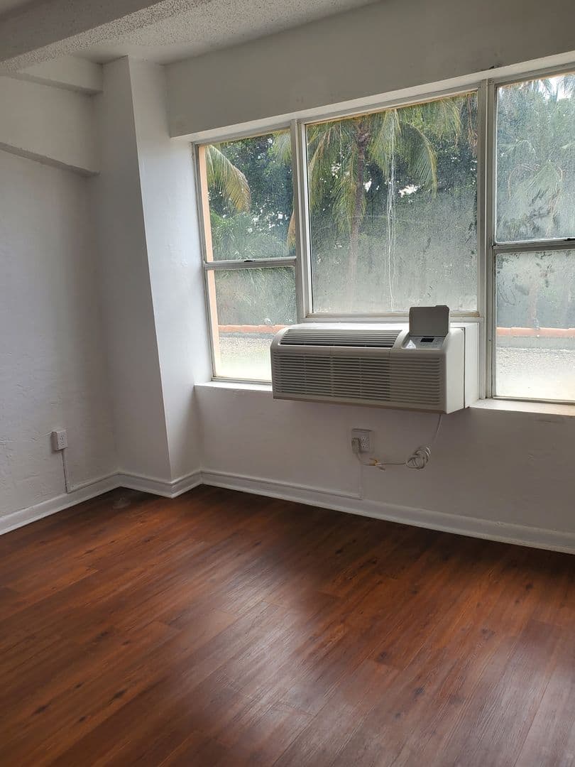 Miami Beach Apartment: 800 Washington Ave