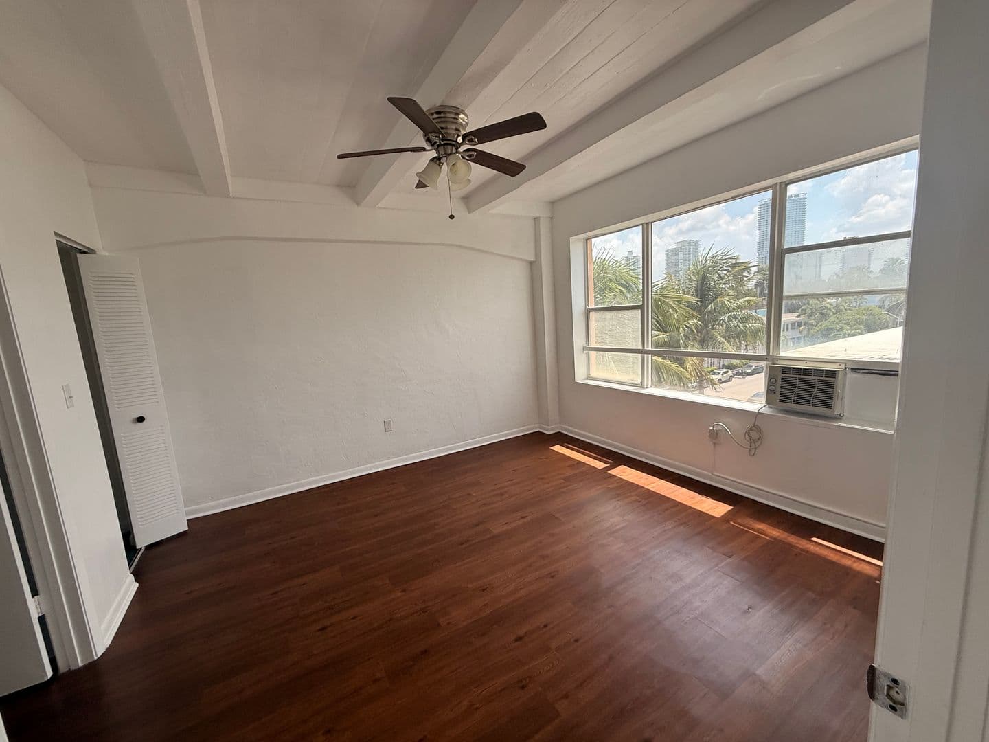 Miami Beach Apartment: 800 Washington Ave