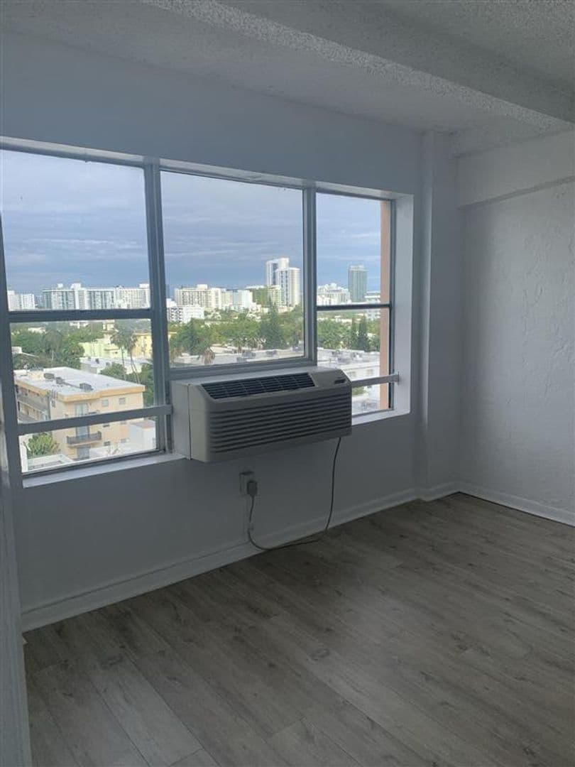Miami Beach Apartment: 800 Washington Ave