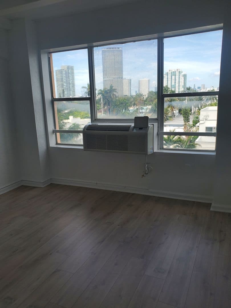 Miami Beach Apartment: 800 Washington Ave
