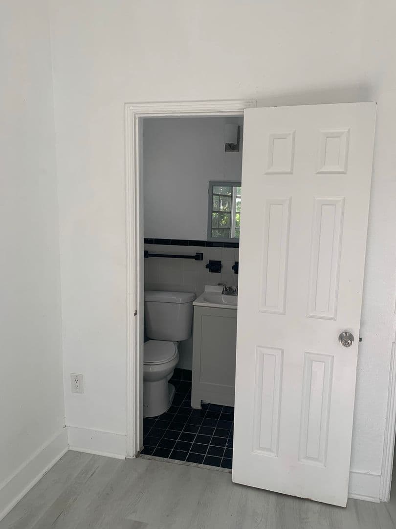 Miami Beach Apartment: 1110 Euclid Avenue