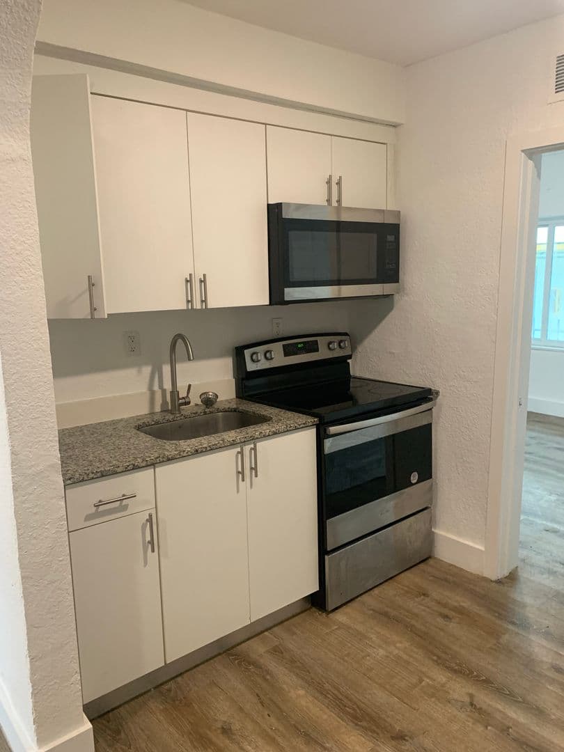 Miami Beach Apartment: 911 Michigan Avenue
