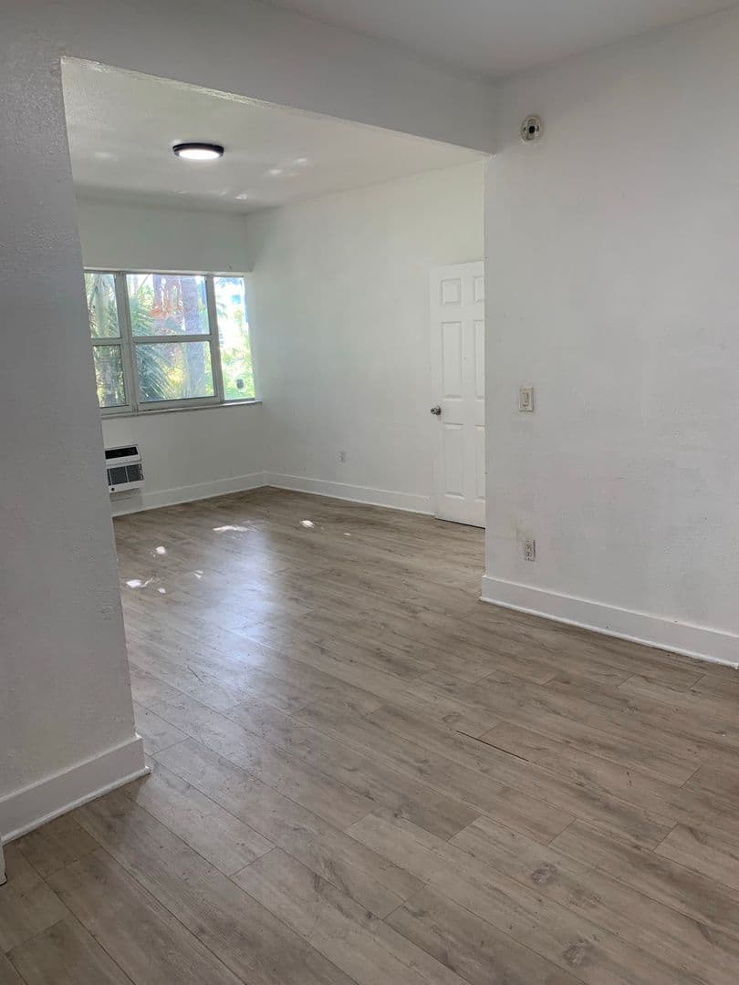 Miami Beach Apartment: 1110 Euclid Avenue