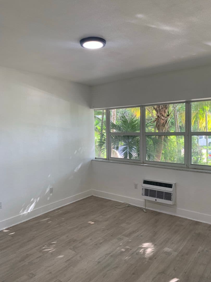 Miami Beach Apartment: 1110 Euclid Avenue