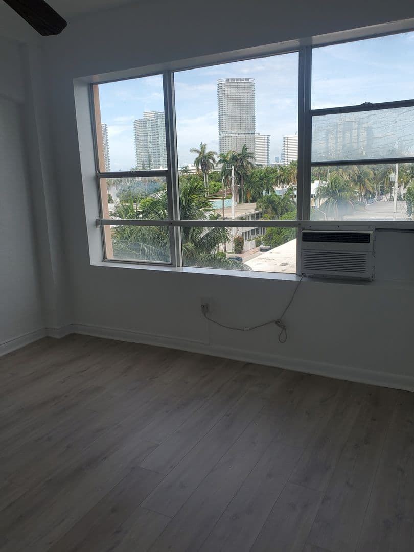 Miami Beach Apartment: 800 Washington Ave