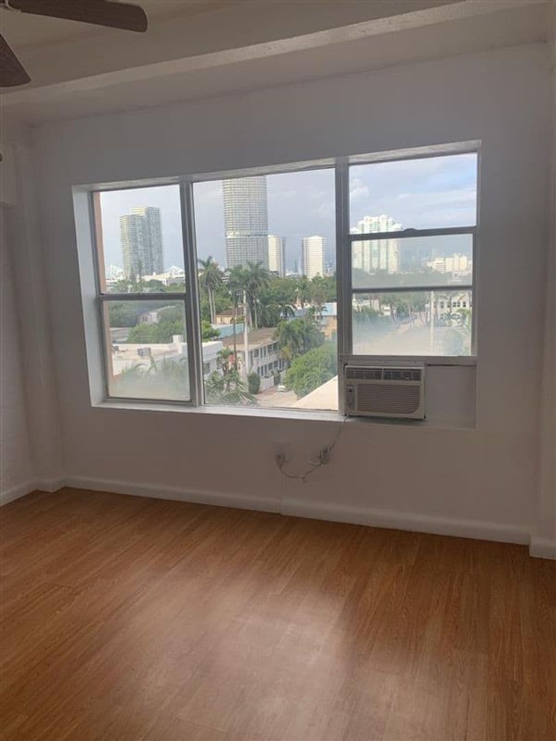 Miami Beach Apartment: 800 Washington Ave