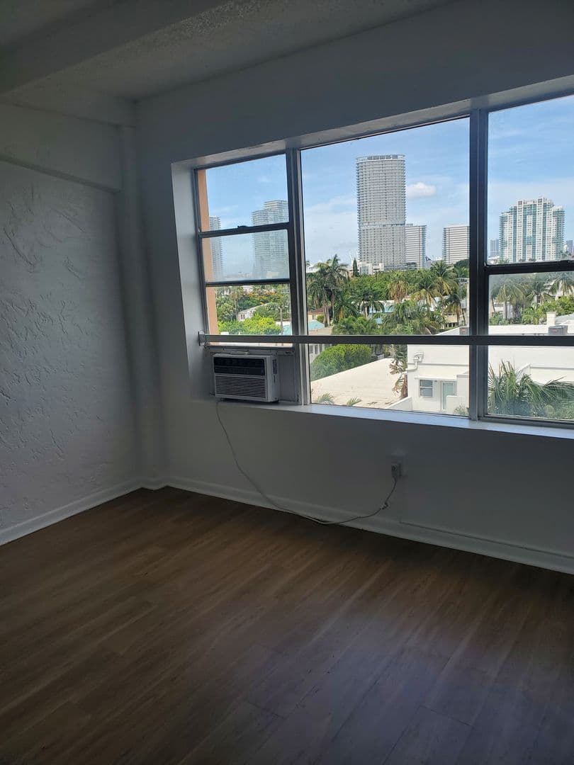Miami Beach Apartment: 800 Washington Ave