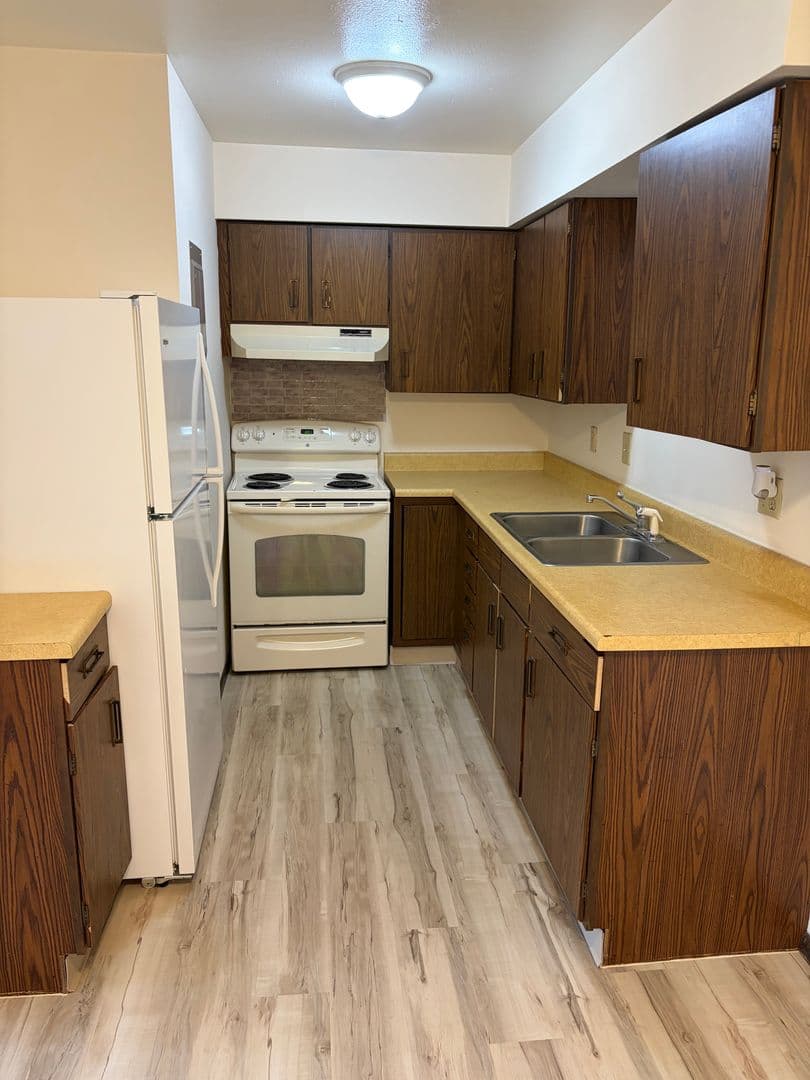 Oakfield Apartment: 154 W Church Street