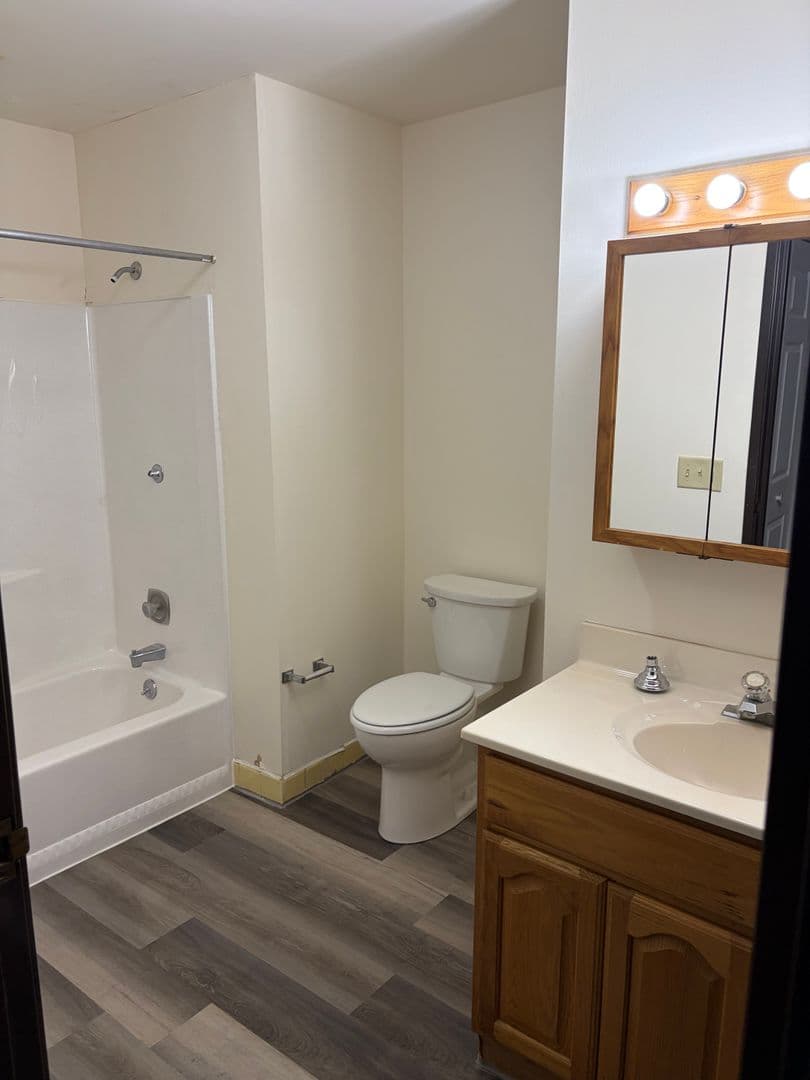 Hartford Apartment: 827 Evergreen Dr.