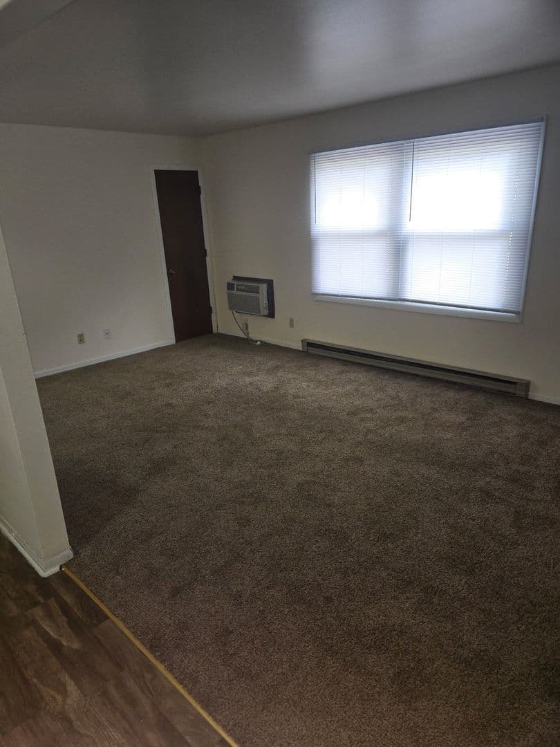 West Bend Apartment: 2024 Greentree Rd.