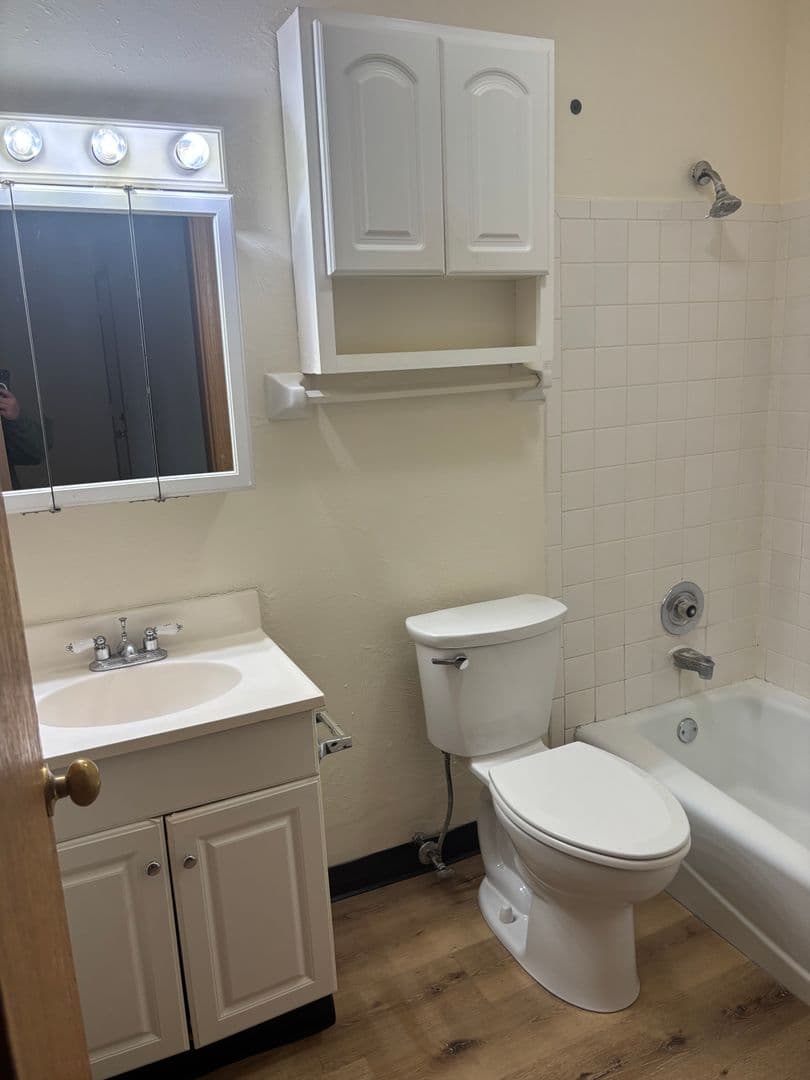 Madison Apartment: 1121 MacArthur Road