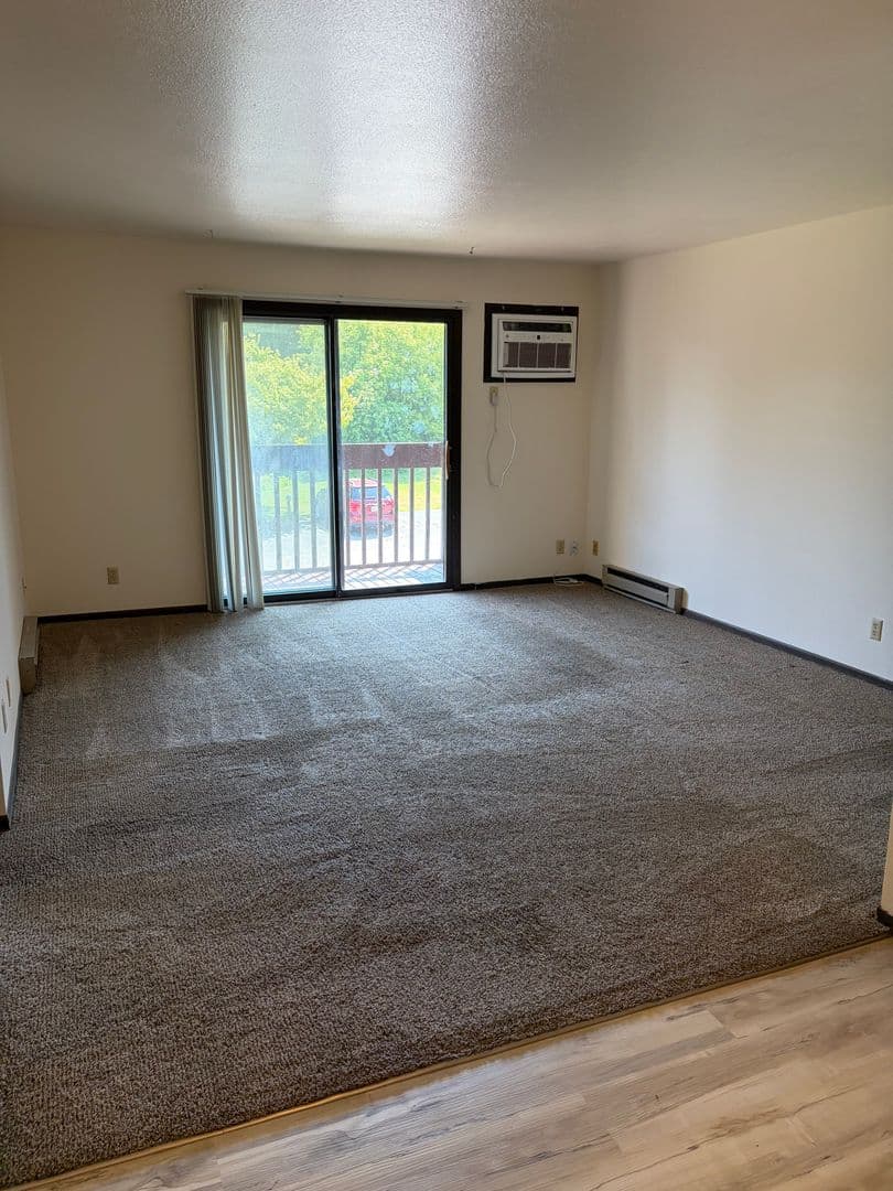 Oakfield Apartment: 154 W Church Street