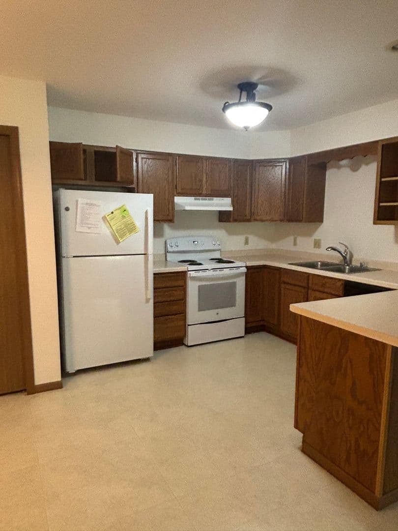 Lake Mills Apartment: 325 Prairie Avenue