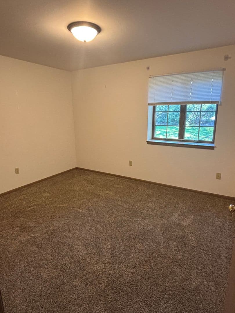 Lake Mills Apartment: 325 Prairie Avenue