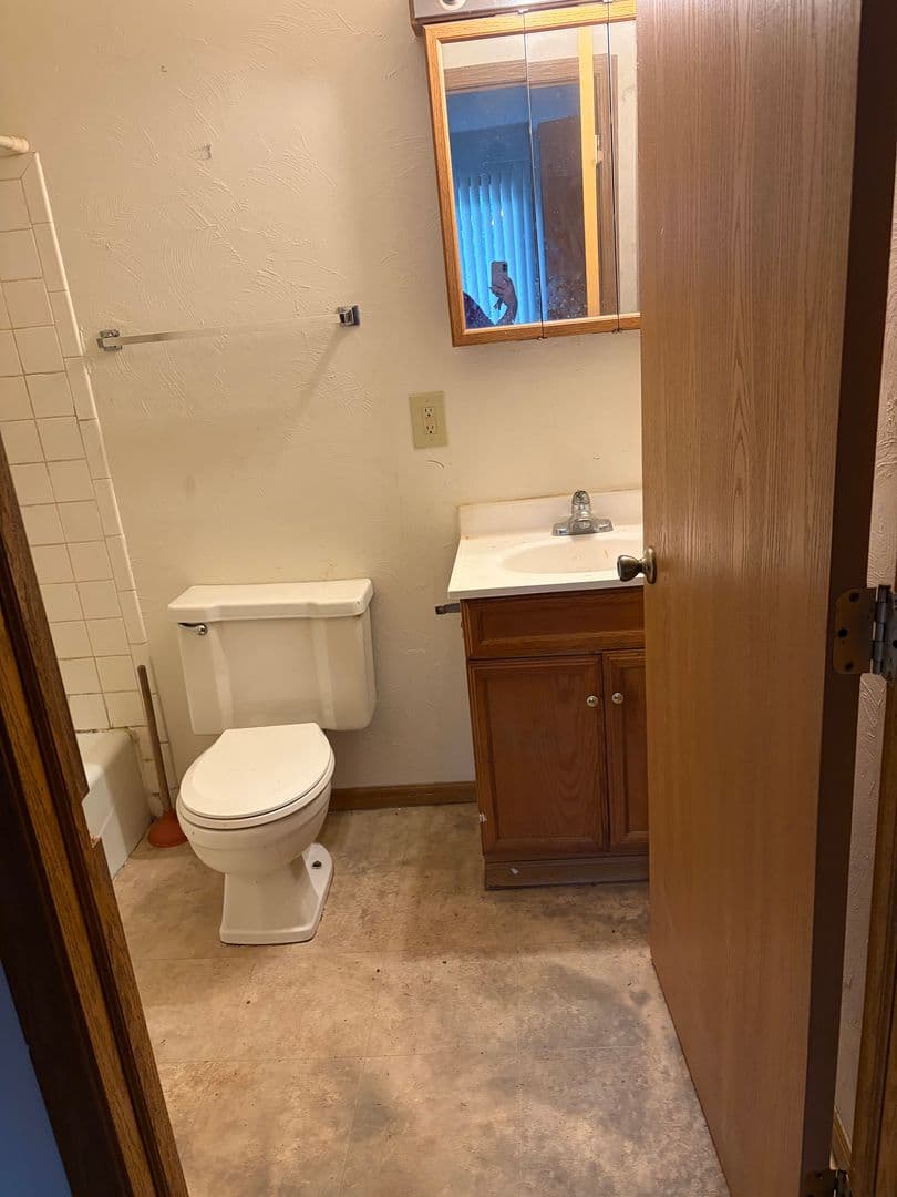 Madison Apartment: 1101 MacArthur Road