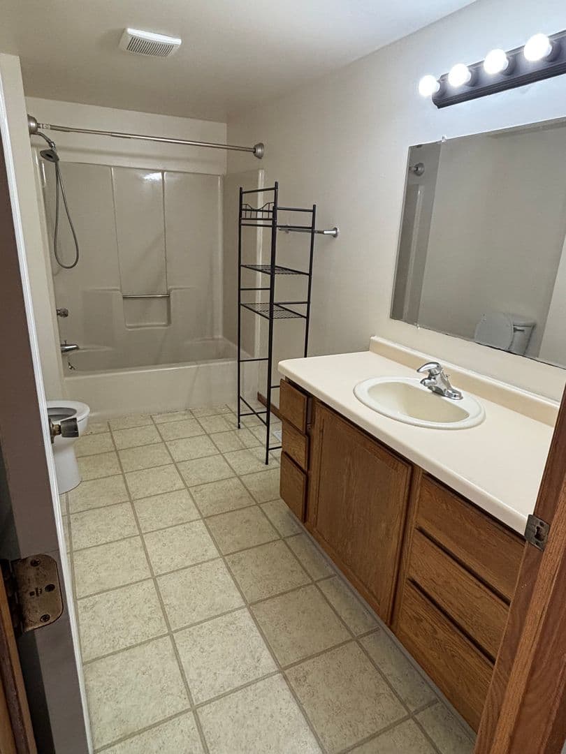 Horicon Apartment: 1022 Main St