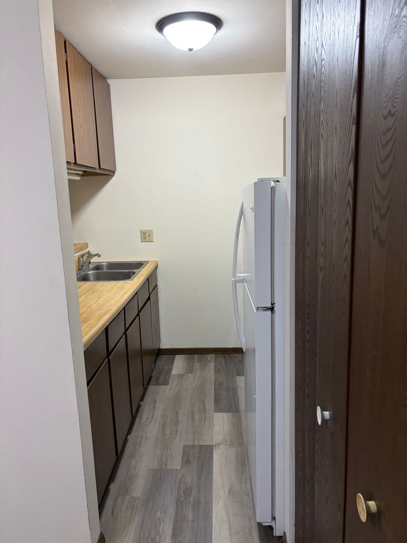 Hartford Apartment: 827 Evergreen Dr.