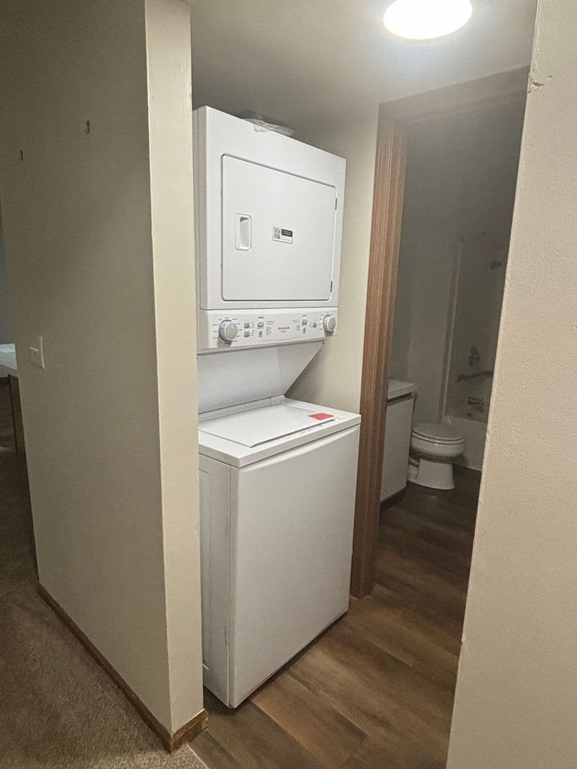 Elkhorn Apartment: 37 West Street