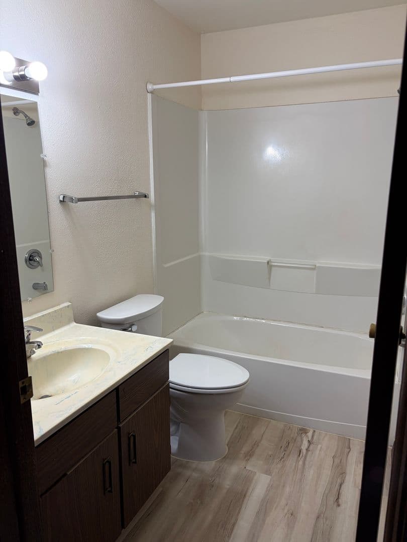 Oakfield Apartment: 154 W Church Street