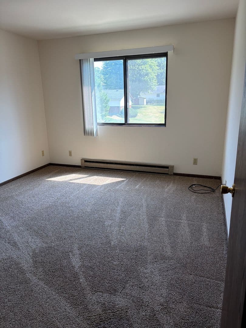 Oakfield Apartment: 154 W Church Street