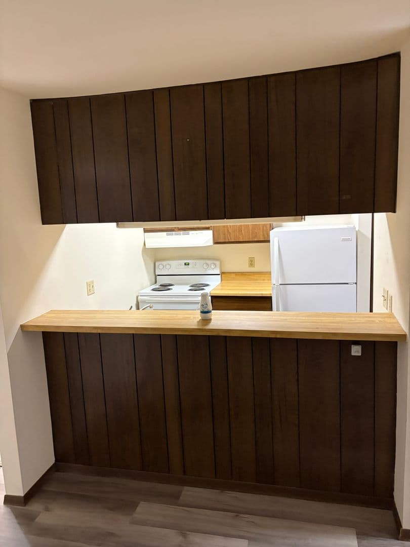 Hartford Apartment: 827 Evergreen Dr.