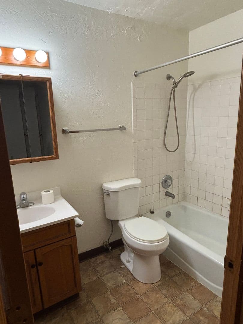 Madison Apartment: 1121 MacArthur Road