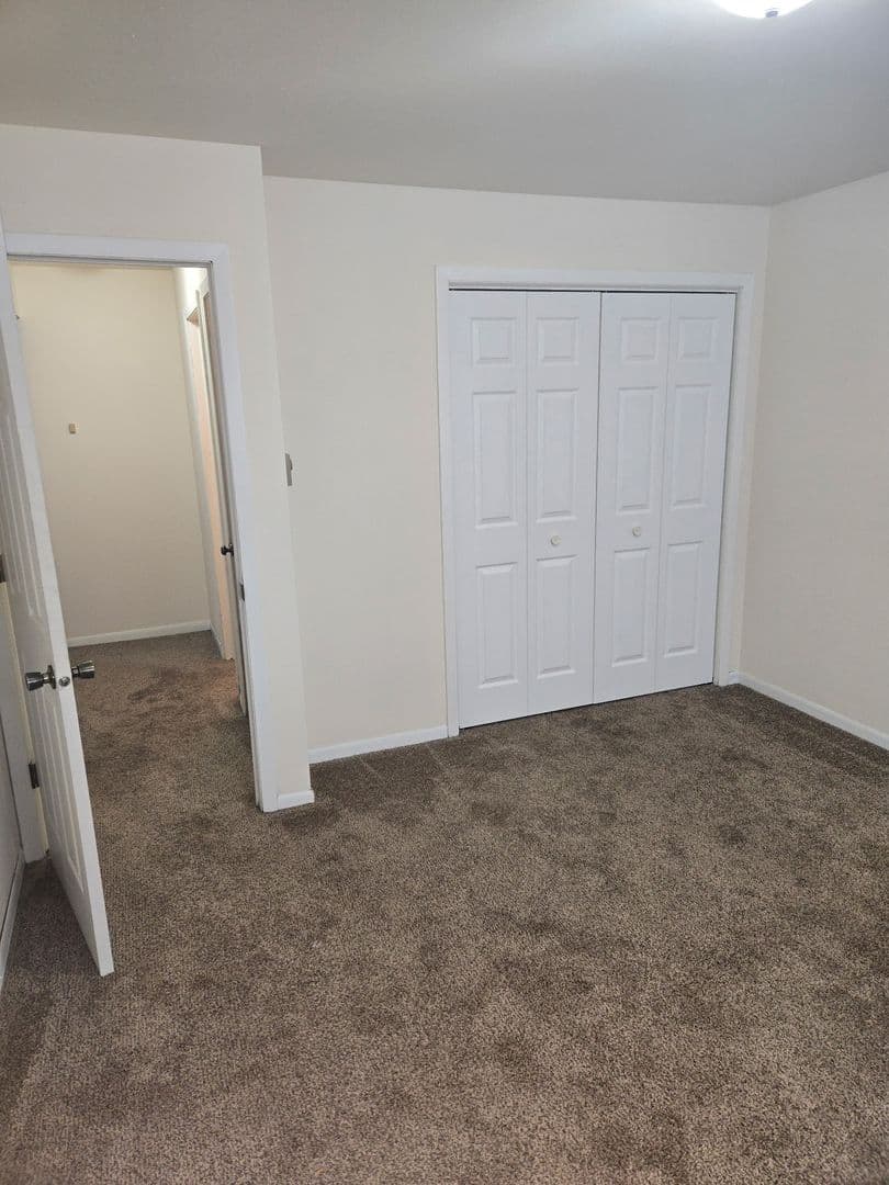 West Bend Apartment: 2024 Greentree Rd.