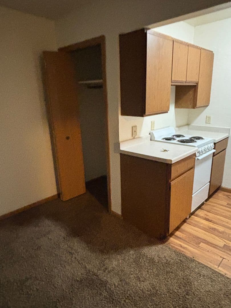 Madison Apartment: 1121 MacArthur Road