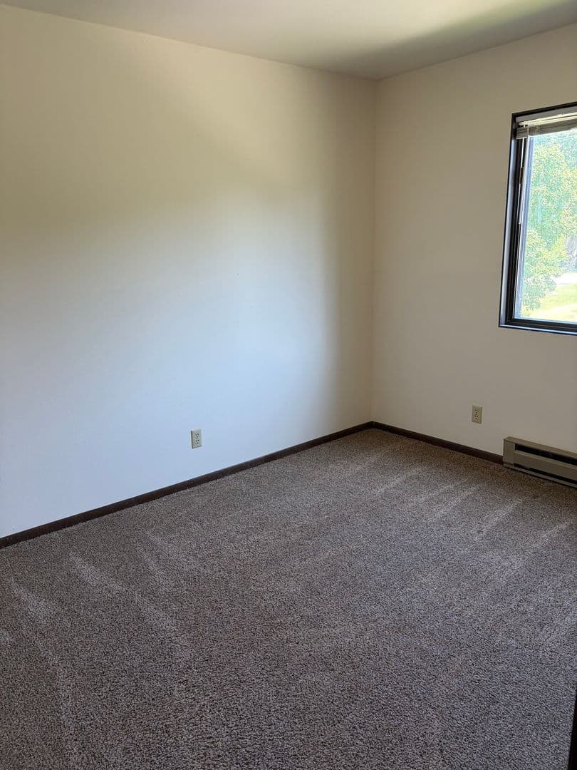 Oakfield Apartment: 154 W Church Street