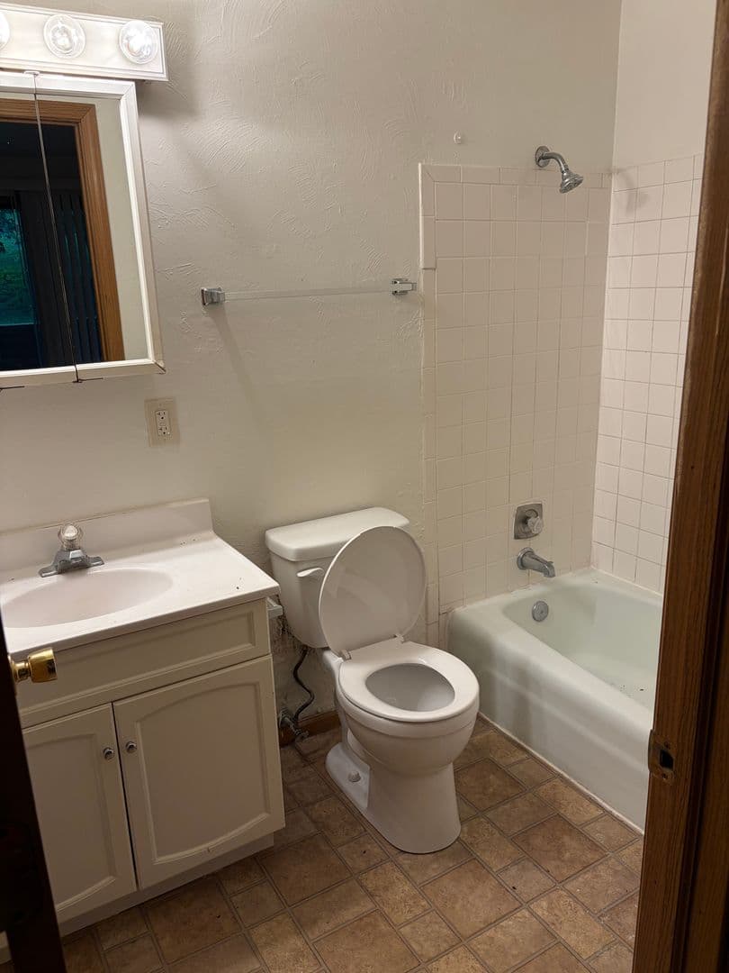 Madison Apartment: 1101 MacArthur Road