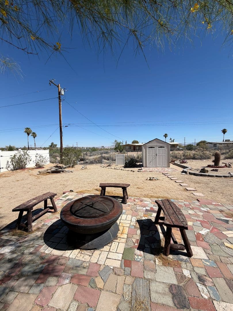 Twentynine Palms House: 74404 Pinon Dr