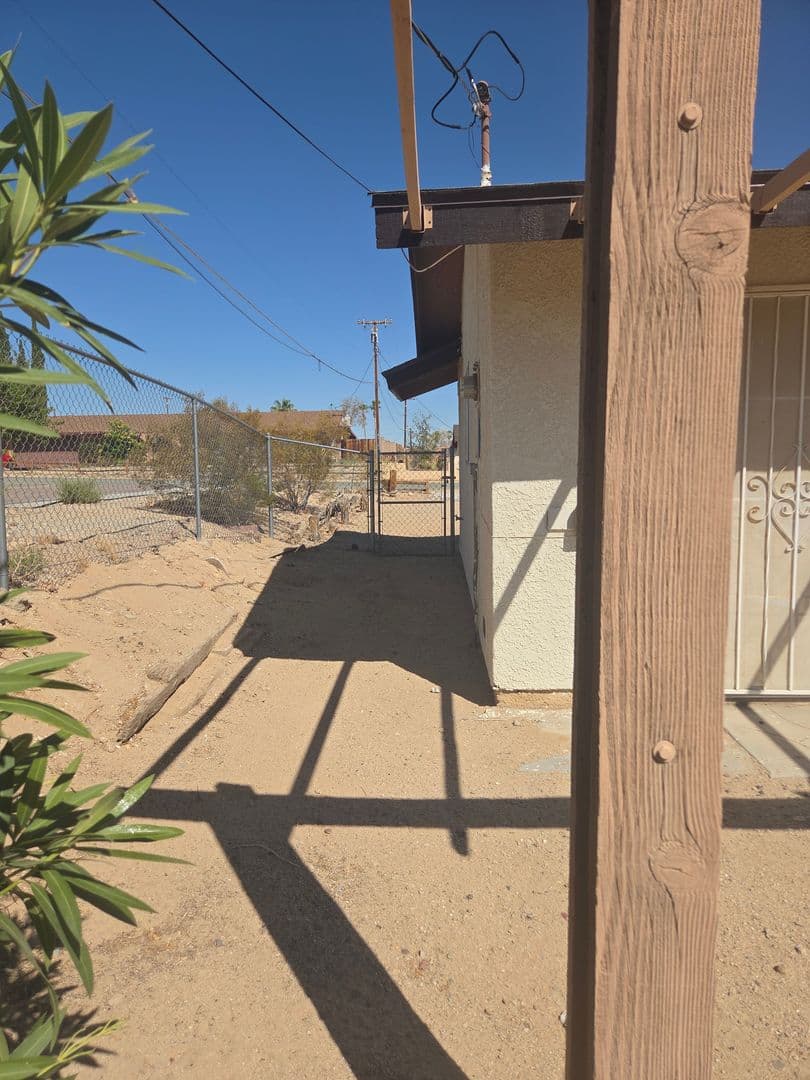 Twentynine Palms House: 72565 Granite Ave