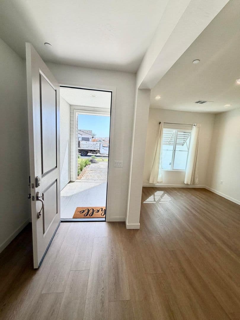Bakersfield House: 507 Cobain Ct