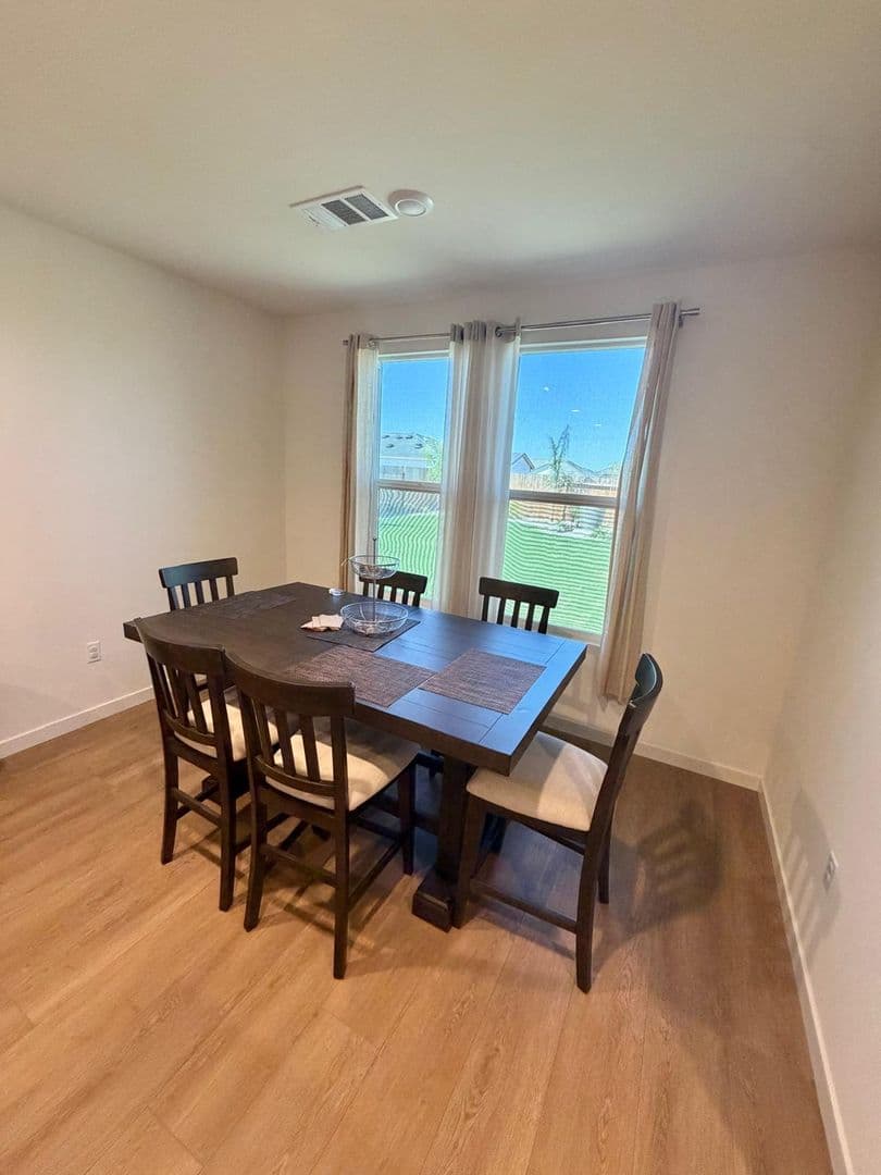 Bakersfield House: 507 Cobain Ct
