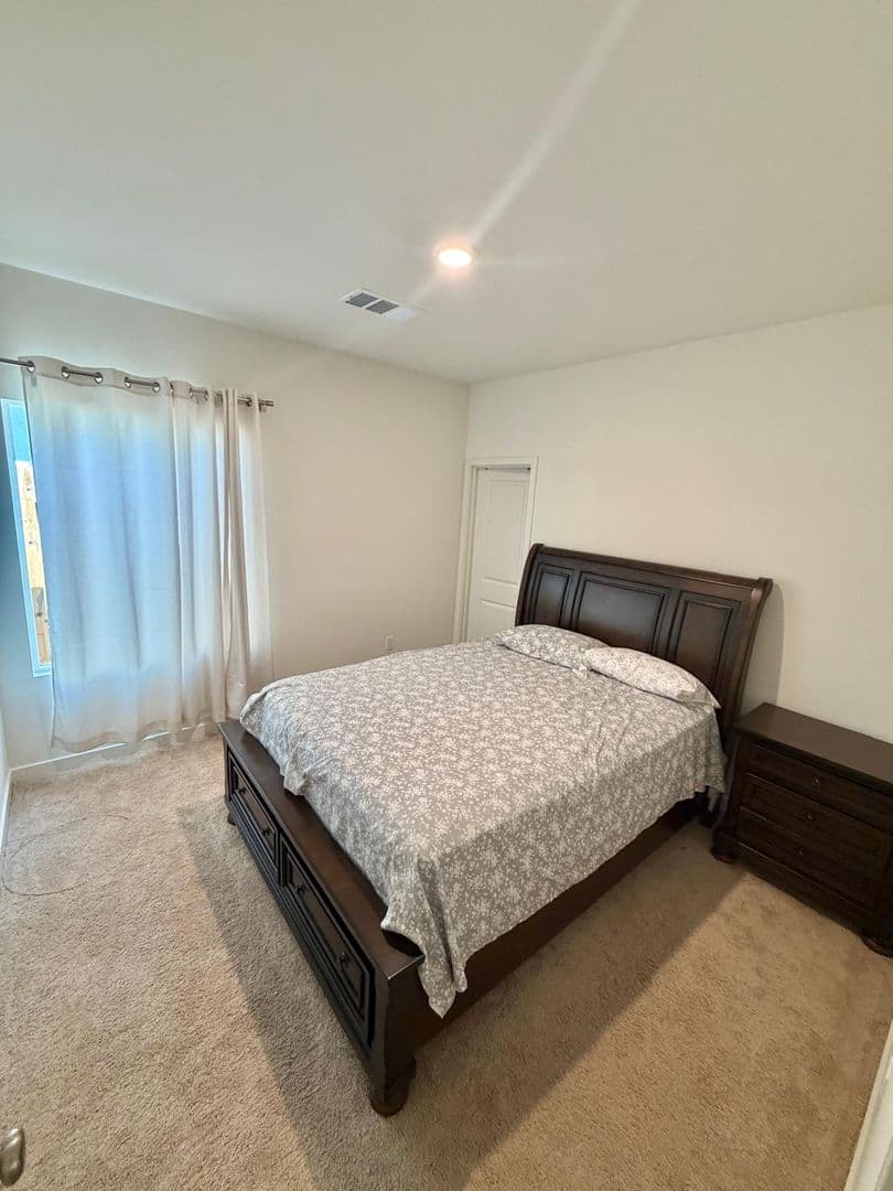 Bakersfield House: 507 Cobain Ct