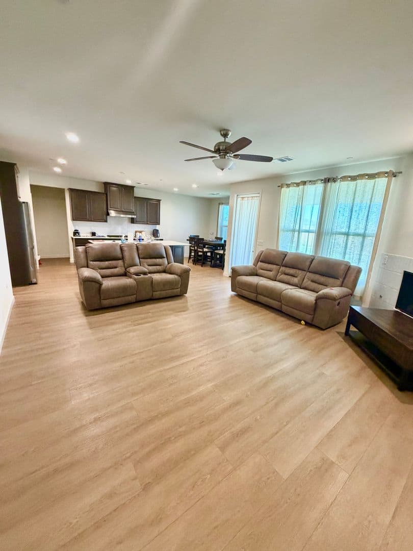 Bakersfield House: 507 Cobain Ct