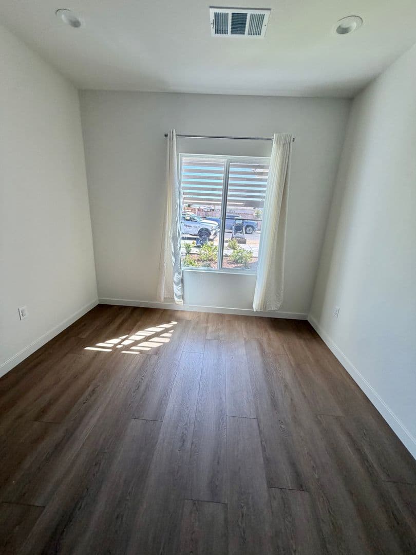 Bakersfield House: 507 Cobain Ct